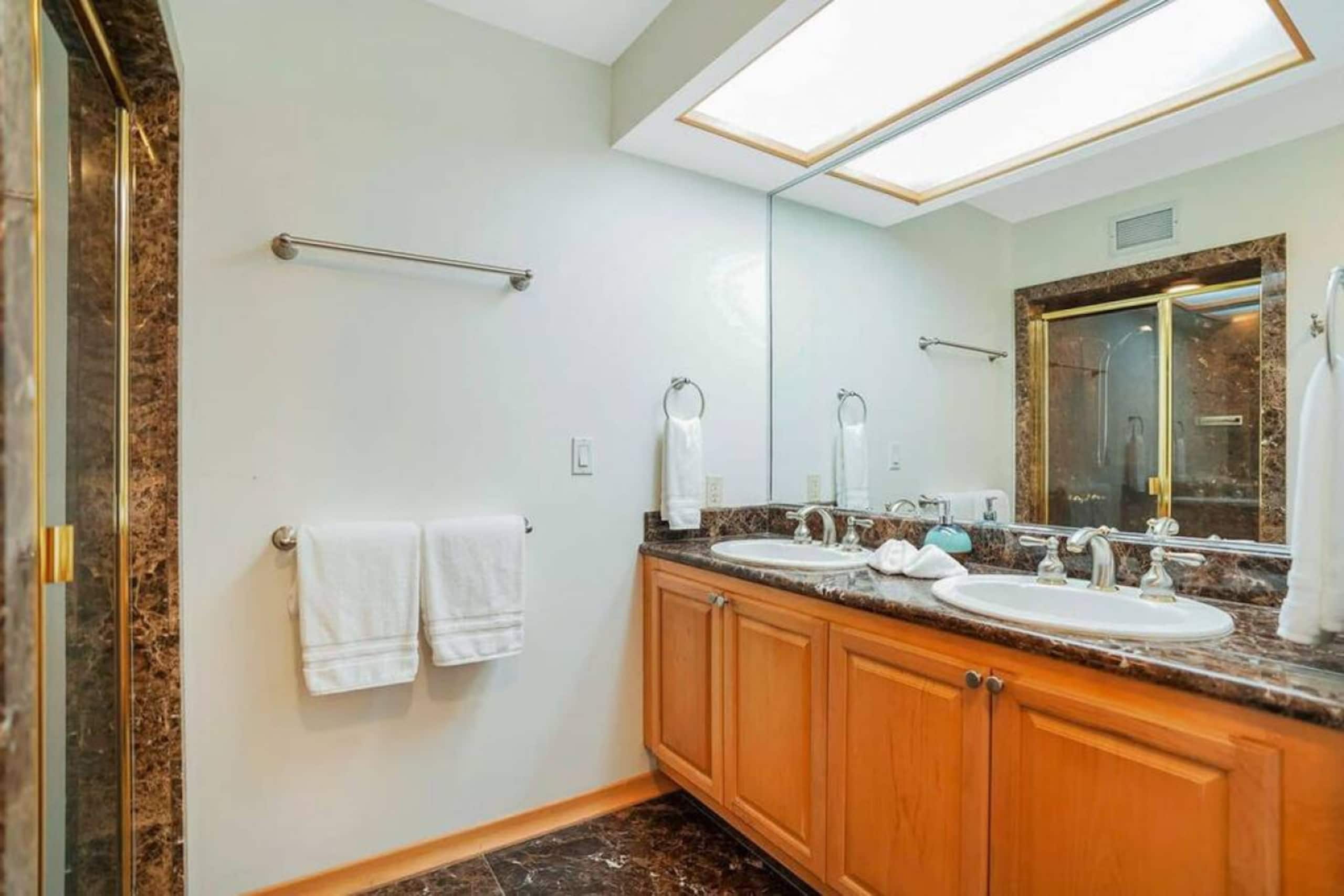 Luxury 2-Story Oceanfront Condo w/ Views & Pool - Photo 63