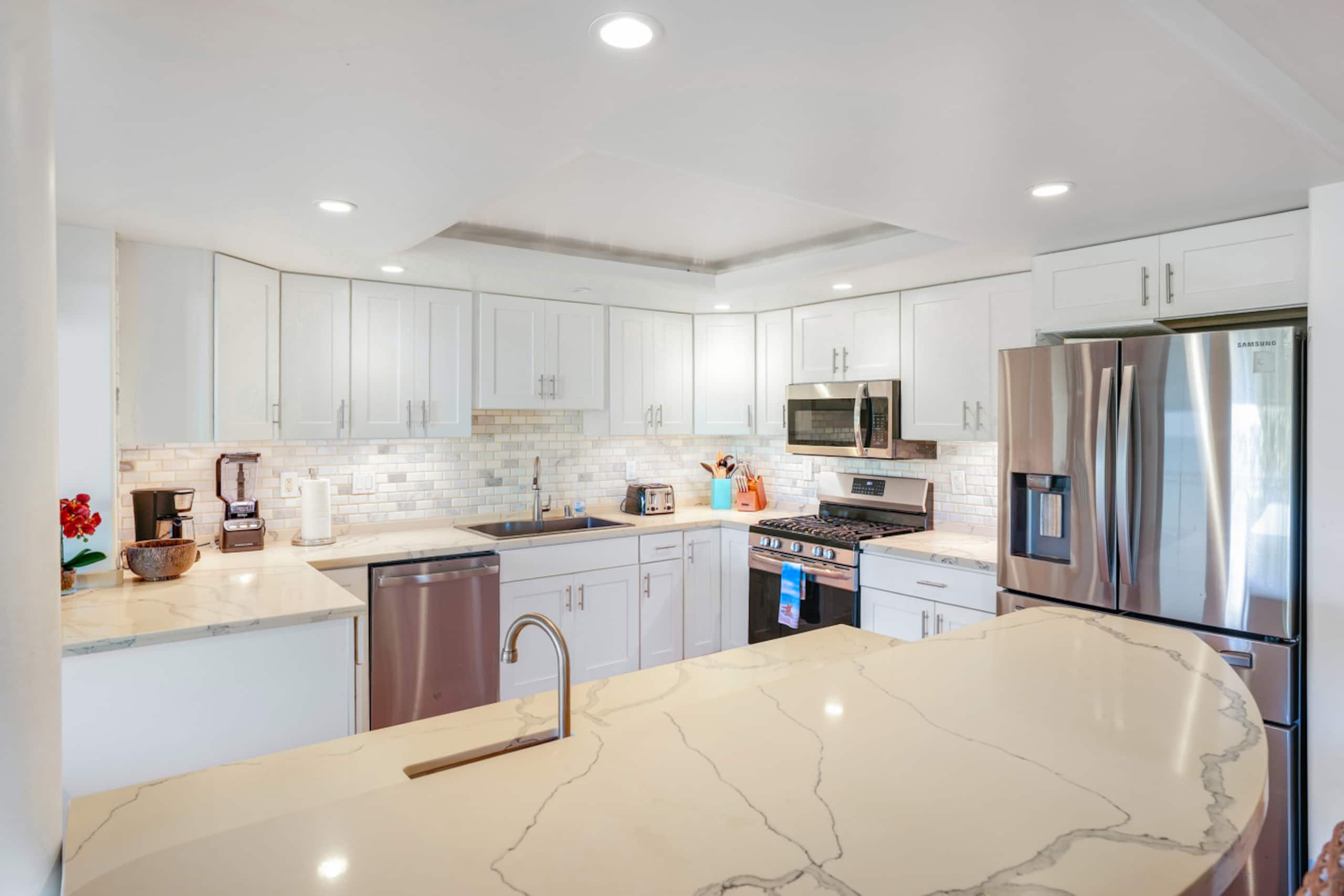 Luxury 2-Story Oceanfront Condo w/ Views & Pool - Photo 14