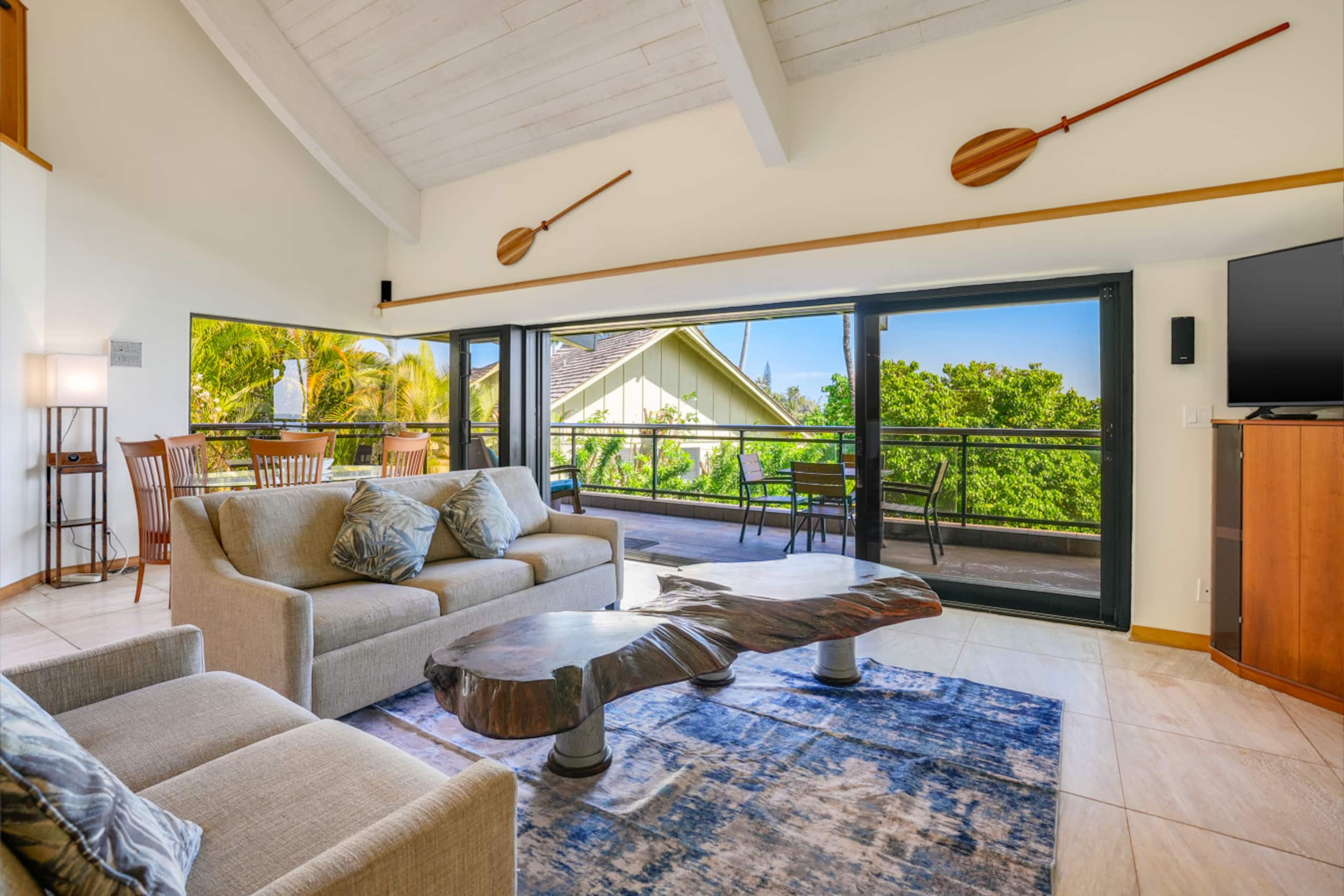 Luxury 2-Story Oceanfront Condo w/ Views & Pool - Photo 12