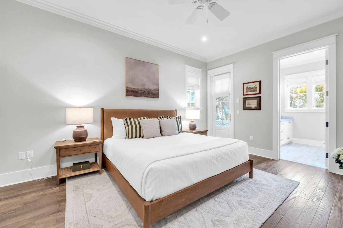 تحتوي غرفة النوم في الطابق الأول على سرير كينج وتلفزيون ذكي وخزانة ملابس وحمام داخلي.