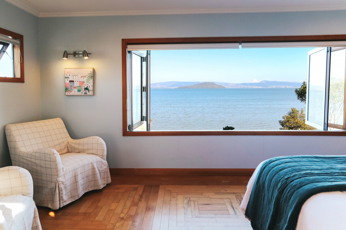 ห้องนอนใหญ่พร้อมวิวทะเลสาบที่น่าทึ่ง 