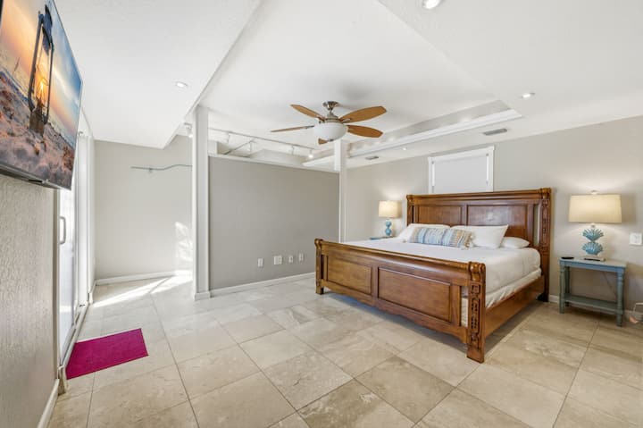 חדר שינה ראשי עם טלוויזיה וחדר רחצה צמוד