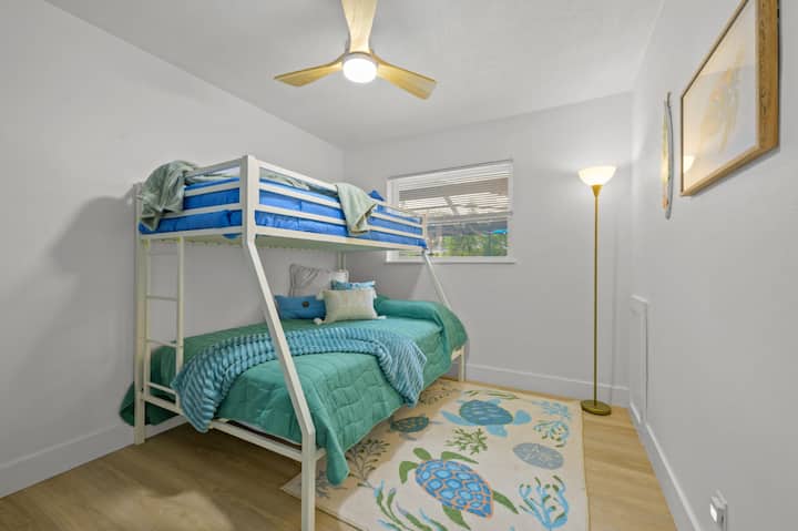 4号卧室配有双人床和两张单人床