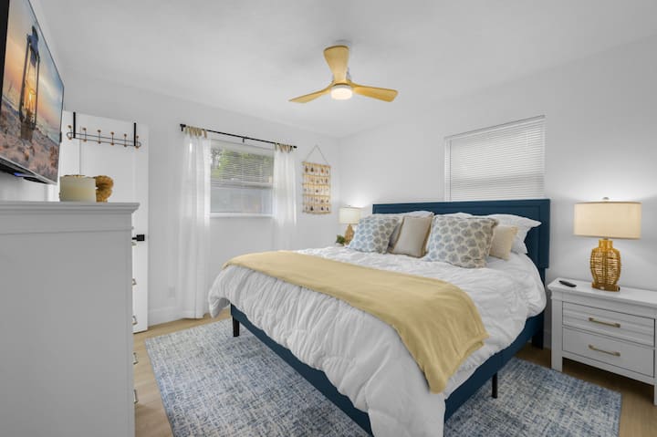 带加大双人床的主卧