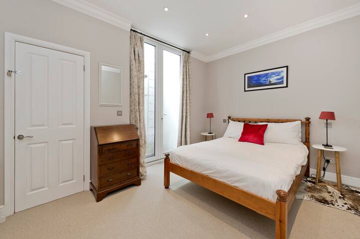 Modern 4-Bed House with a Garden, Fulham gallery image 4