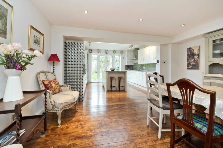 Modern 4-Bed House with a Garden, Fulham gallery image 2