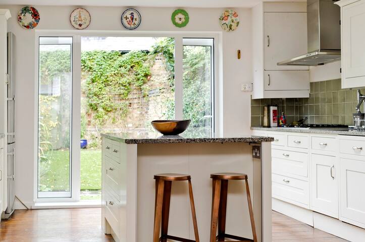 Modern 4-Bed House with a Garden, Fulham gallery image 3