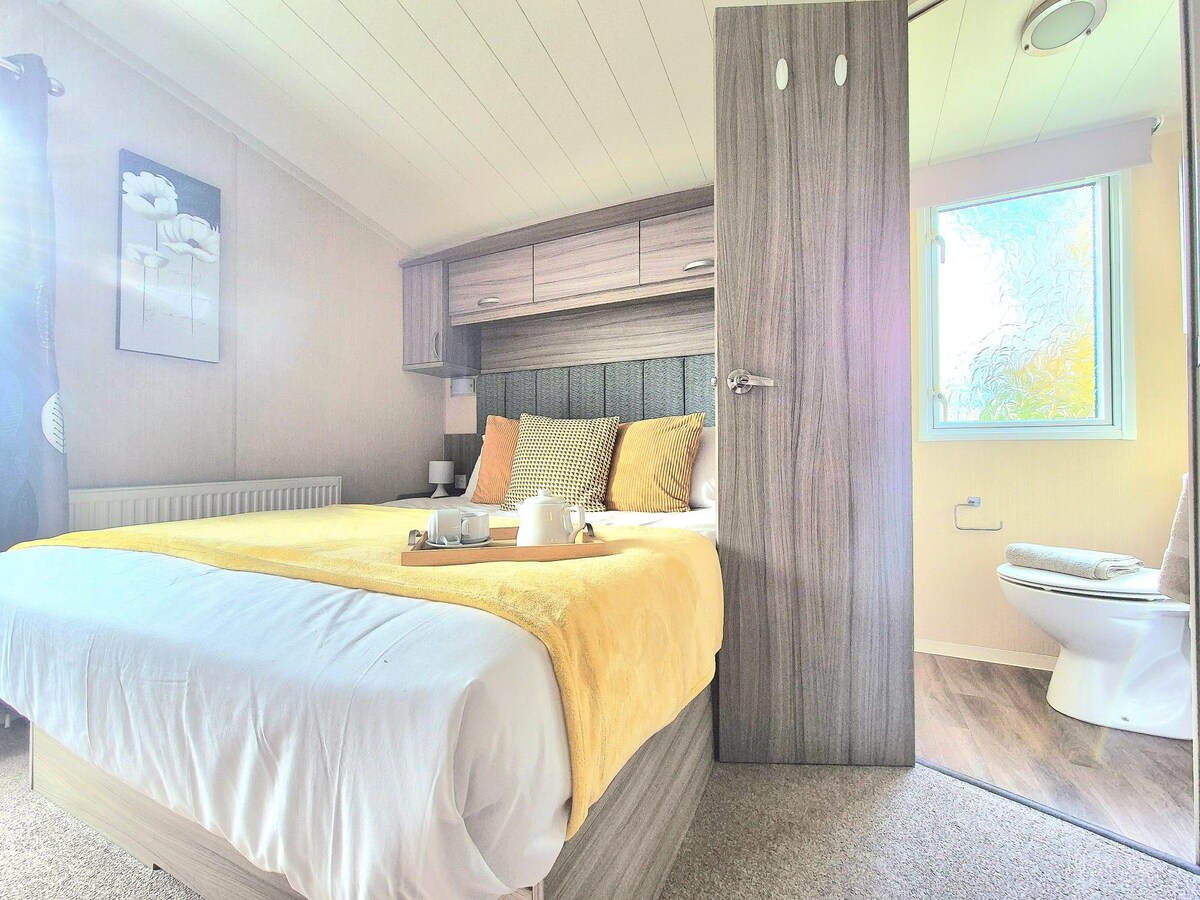 Dhomë gjumi e bukur me krevat dopio në Norfolk për t'u çlodhur