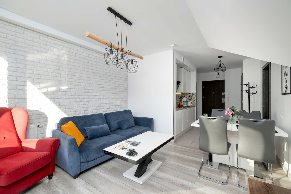 Ontspan in de stijlvolle woonkamer met een comfortabele bank en een moderne inrichting.