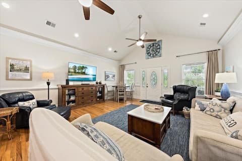 Top performing Airbnb: 4 Bed/3bath Pet Friendly, Hot tub, firepit! in Edisto Beach