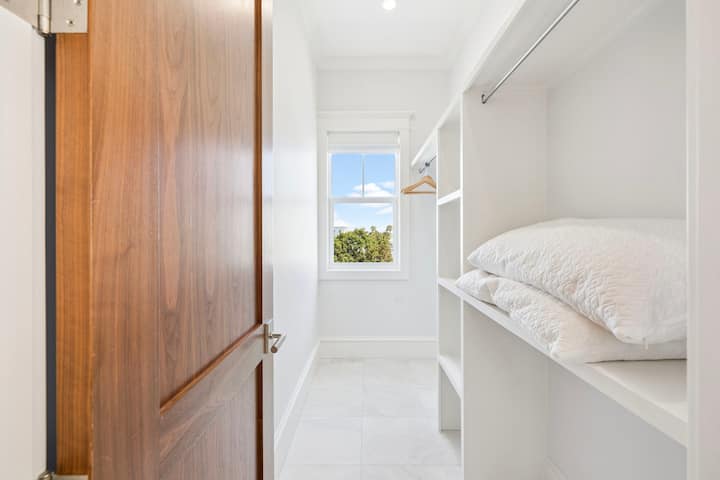 Deslícese hacia su acogedor rincón para dormir, con sábanas frescas y vistas al jardín a través de la ventana situada sobre su almohada.