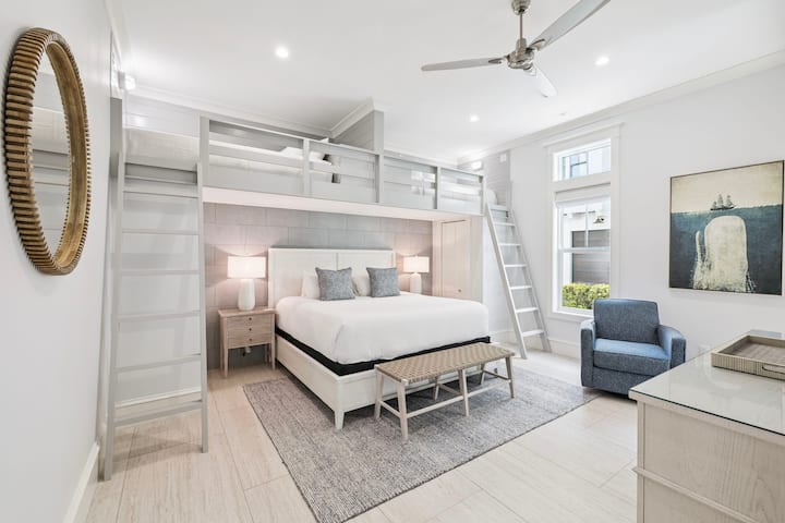 Relájese en su sofisticada habitación, equipada con literas personalizadas, asientos cómodos y detalles de diseño costero cuidadosamente pensados para ofrecerle la máxima comodidad.