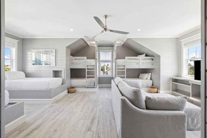 Duerma profundamente en esta encantadora habitación con literas, donde el diseño costero se combina con la comodidad. Cuatro camas integradas crean recuerdos familiares perfectos.