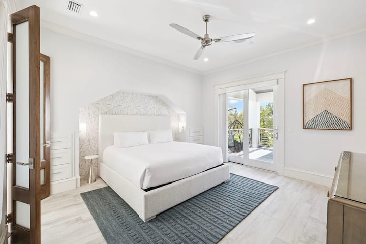 Relájese en su tranquila habitación, equipada con sábanas blancas impecables, un ventilador de techo silencioso y puertas que se abren a su espacio exterior privado.