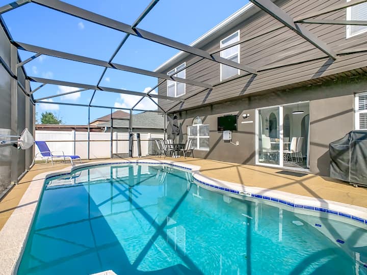 حمام سباحة خاص مغلق بشاشة مع مساحة كبيرة للاسترخاء والاسترخاء.