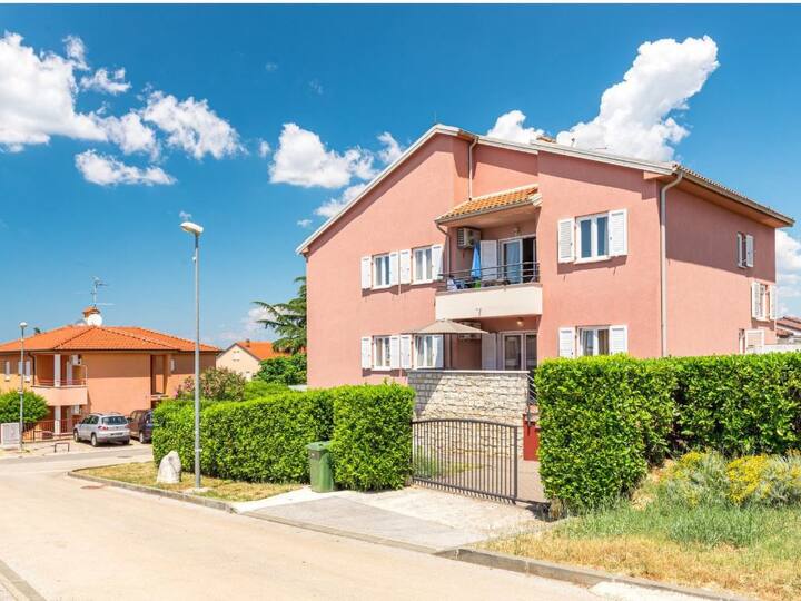 Strandnahe Ferienwohnung Mit Großem Garten - Novigrad