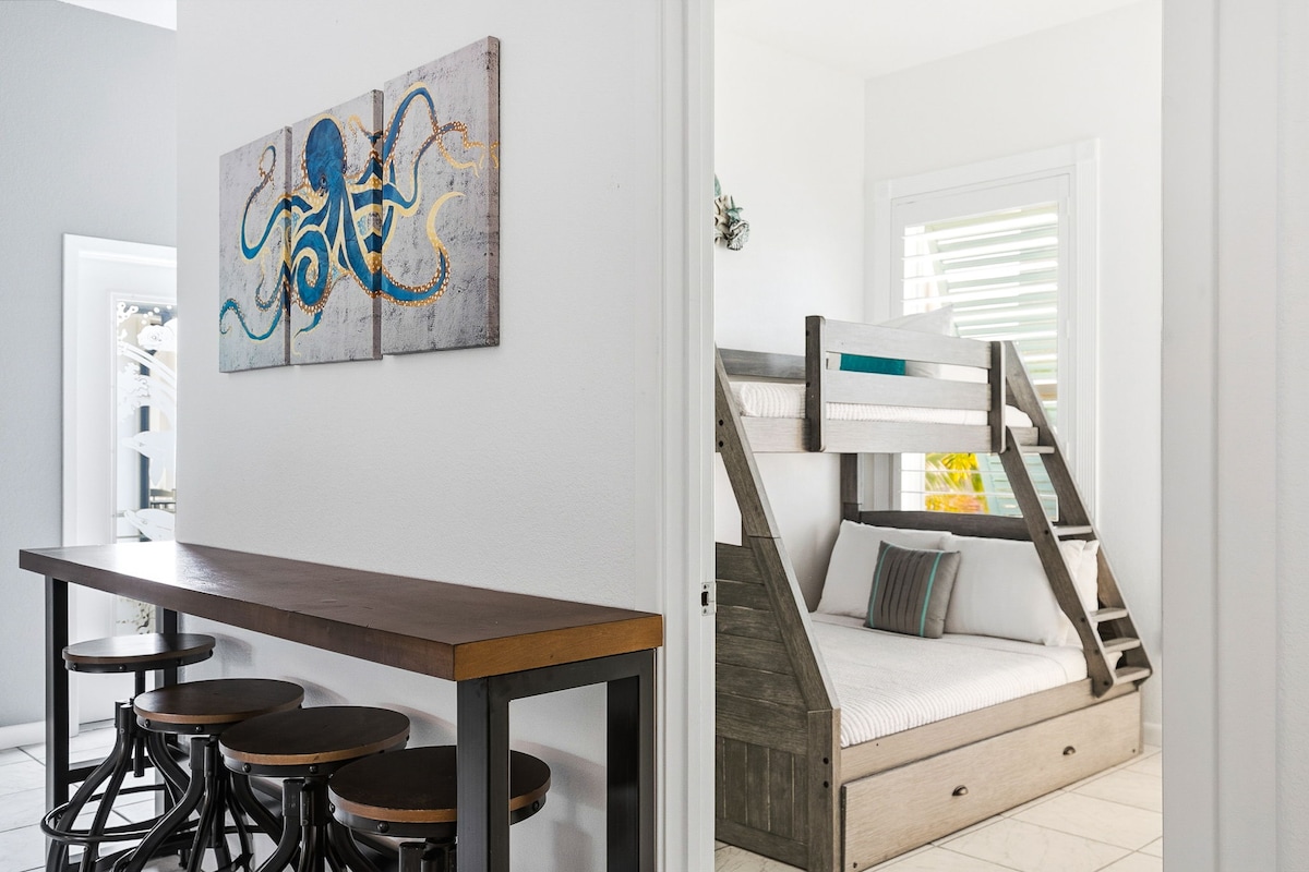 Chumba chako cha kulala chenye mwanga kina kitanda cha ghorofa kinachookoa nafasi na droo za kuhifadhi zilizojengwa ndani, kinachofaa kwa familia au makundi yanayosafiri pamoja.