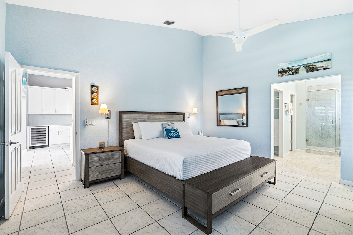 Pumzika katika chumba chako cha kulala chenye utulivu na kuta zake za bluu, kitanda chenye starehe na bafu la ndani - mapumziko yako ya utulivu baada ya siku ya jasura.