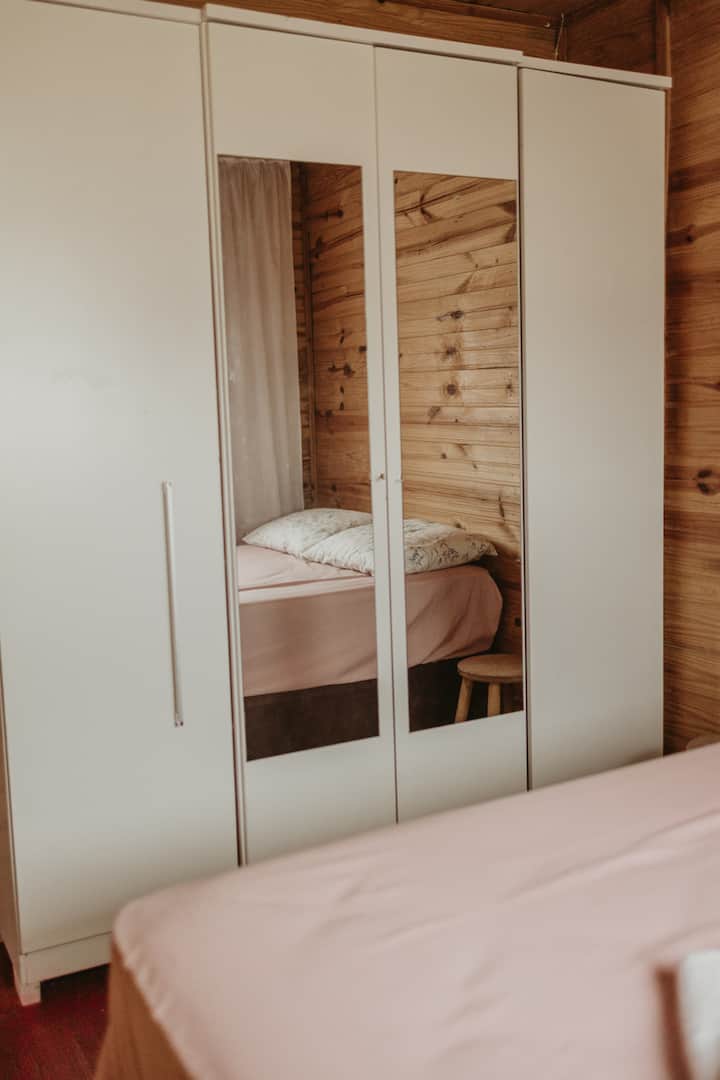 Quarto com armário garantindo ótima organização dos seus pertences