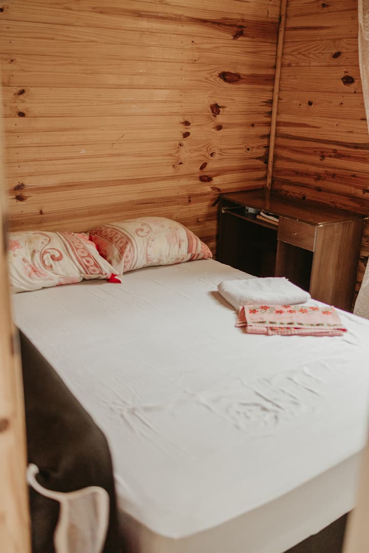 Cama confortável garantindo noites tranquilas e descanso renovado