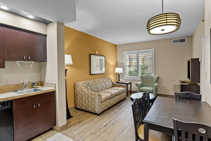 Hotel Room Next To Universal At Stay Sky Suites - Orlando