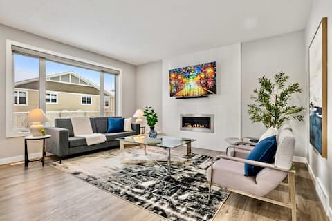 Successful Airbnb property: GolfSim • EV Charger& FREEGarage • Theatre • Games in Silverado