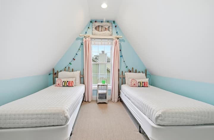 3号卧室位于上层，配备2张单人床。