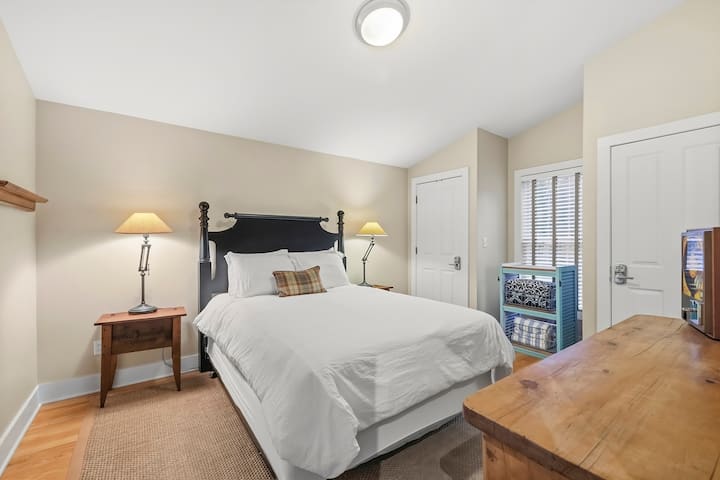 特色套房位于主楼层，配有独立卫生间。