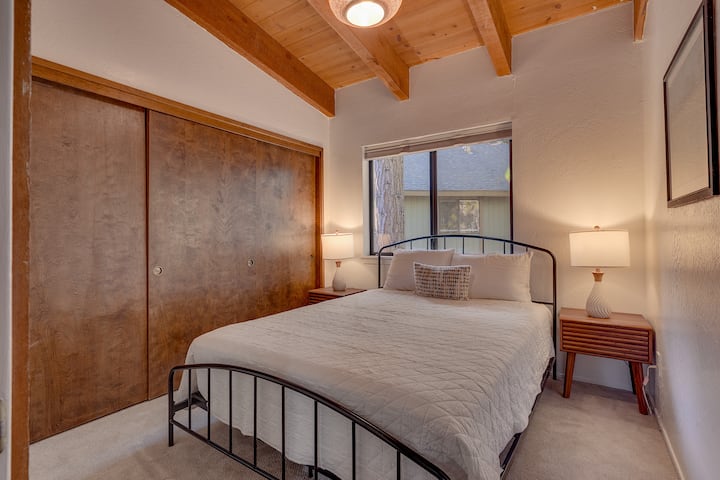 غرفة نوم بسرير كامل