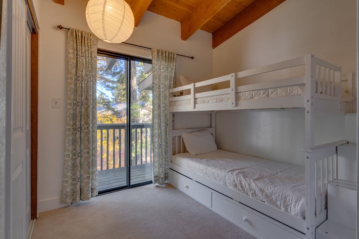 غرفة نوم مع سريرين صغيرين فوق بعضهما البعض