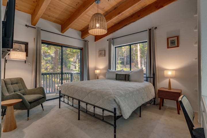 غرفة نوم بسرير حجم متوسط