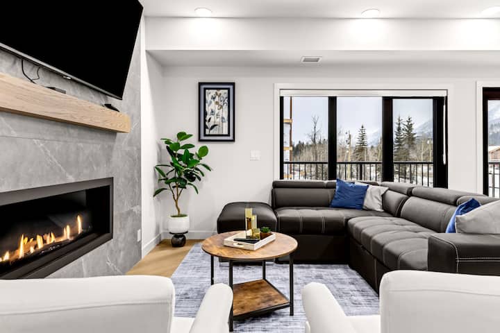 3br Bow Valley Bliss | Pool, Hot Tub & Near Dt! - Canmore
