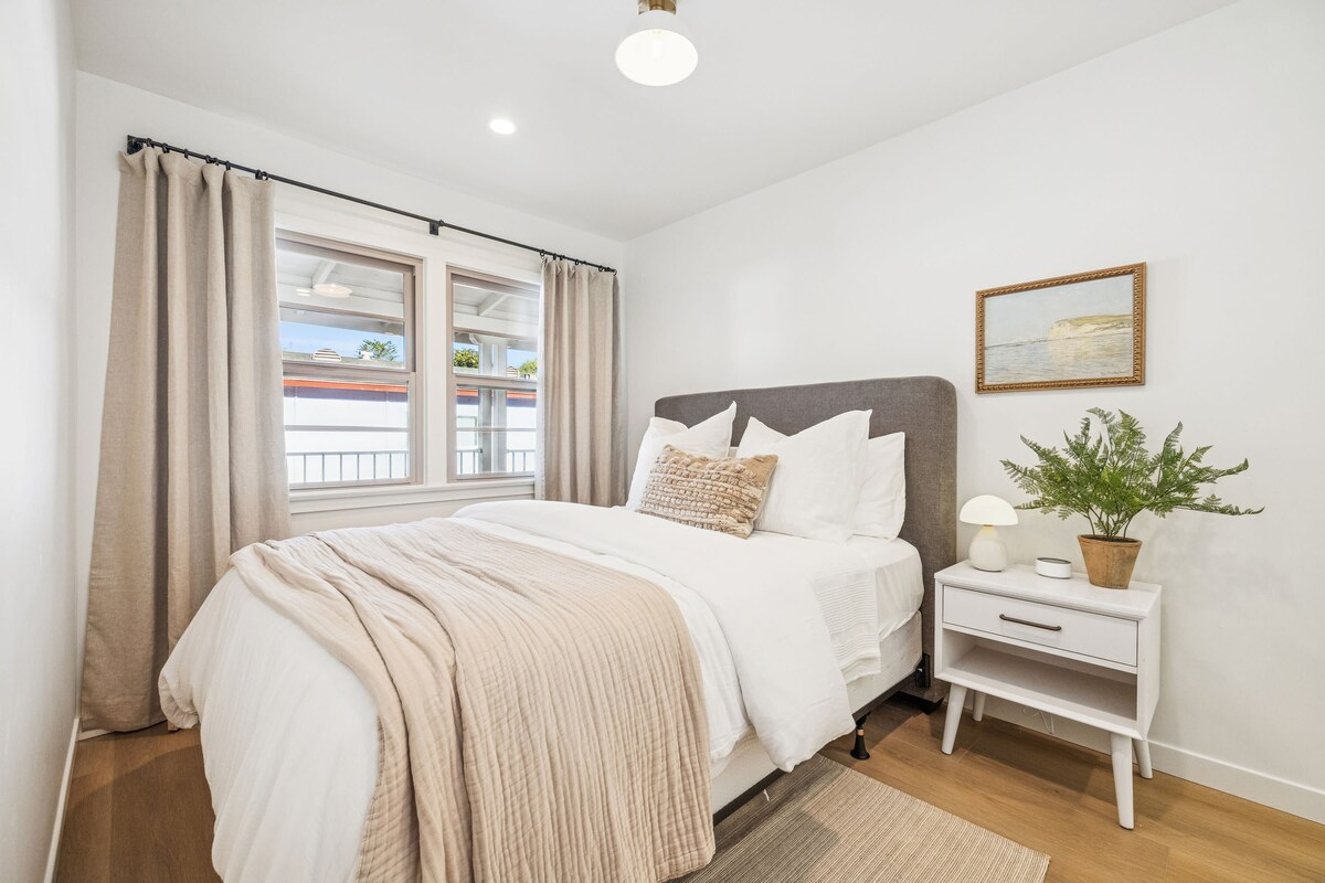 Cama queen, capacidad para 2 personas