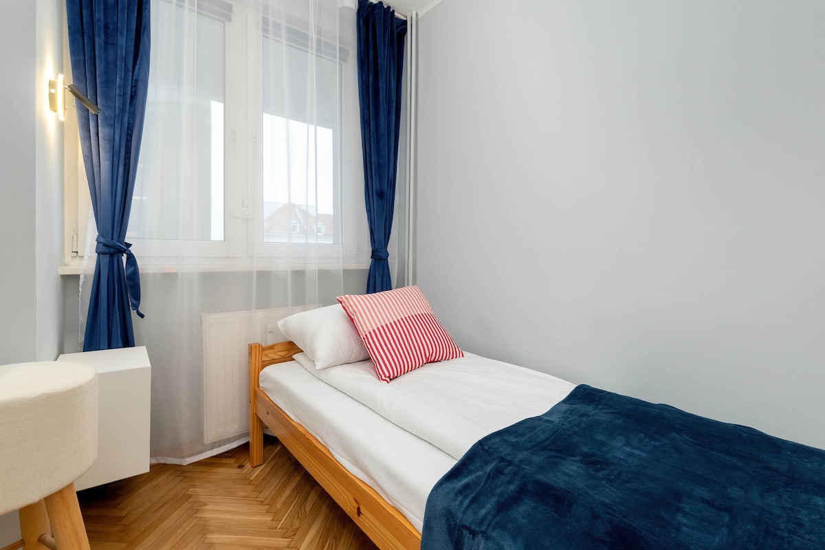 De elegante inrichting van de slaapkamer zorgt voor een serene en rustgevende omgeving.