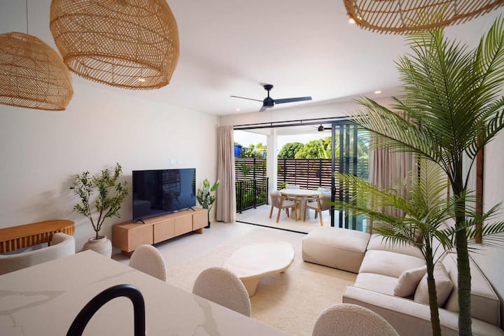 Elegant LUX 2BR, 3mins to Beach! Pool & Deck - Condominiums for