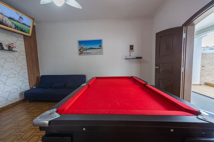 Sala com mesa de sinuca para momentos de diversão e descontração