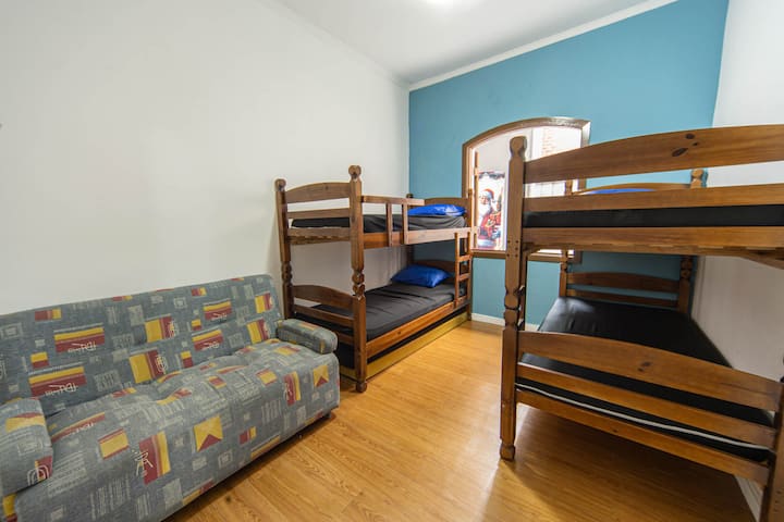 Quarto espaçoso perfeito para noites tranquilas de descanso