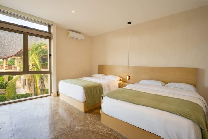 Dormitorio con cama matrimonial y baño privado.