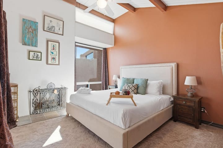 Главна спална соба со брачен кревет (широк 180-220 см), голем гардеробер, пристап до приватен двор и сопствена бања.