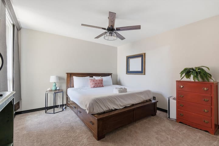 Втора спална соба со брачен кревет (широк 150-179 см) и плакар.