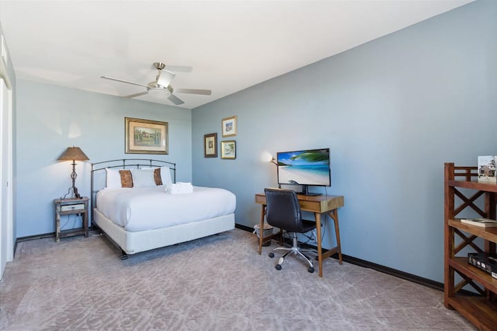 Трета спална соба со брачен кревет (широк 150 – 179 см), работна маса и плакар.