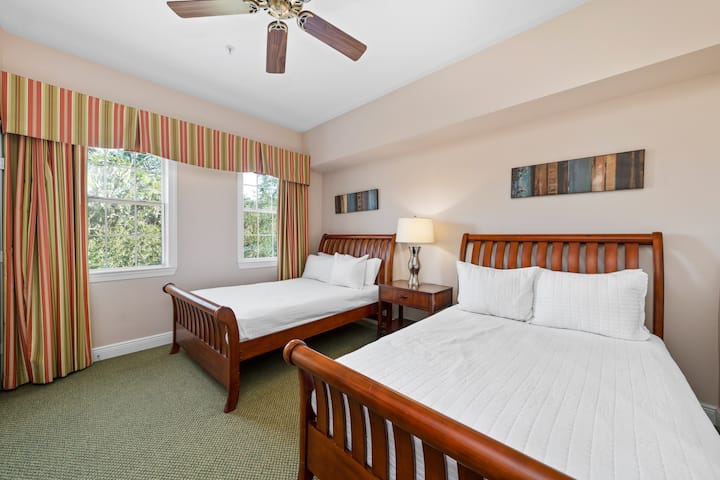 გაისვენეთ მაღალი ხარისხის საწოლებში მთელი დღე პარკებში გატარების შემდეგ.