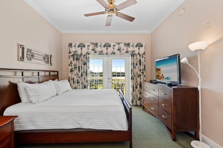 საძინებელ ოთახს აქვს საკუთარი აივანი და სააბაზანო.