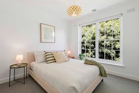 Successful Airbnb property: Gorgeous Botanic Gardens Retreat with Parking in South Yarra
