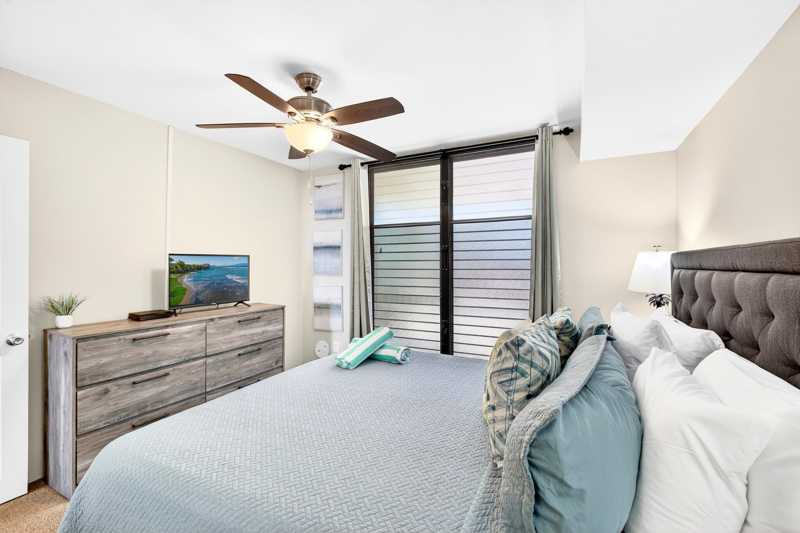 Coastal Elegance: A Fresh Oceanfront Gem - Image 23