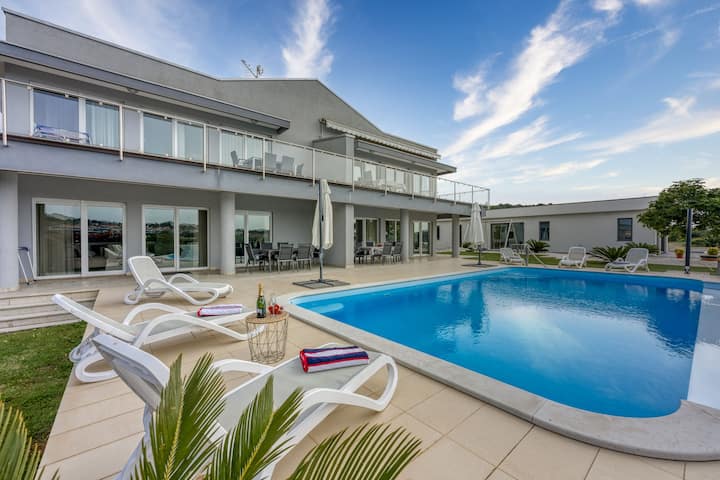 Elegant Panoramic Seaview Apartment 3 - Banjole