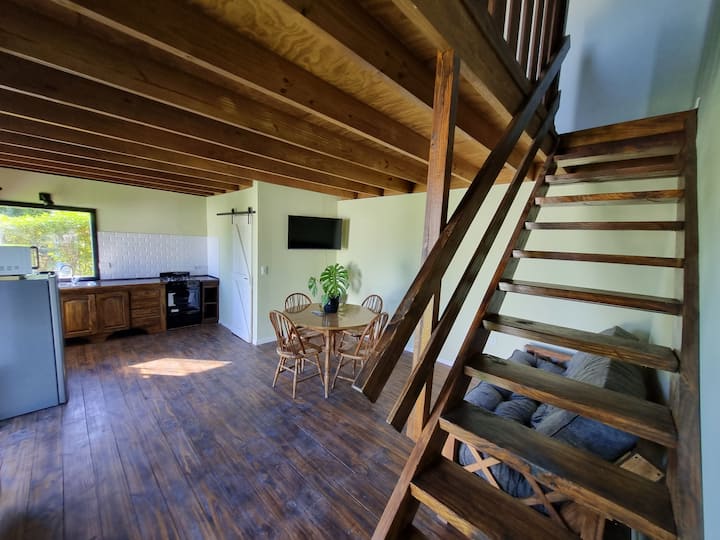 พื้นที่หลักรวมอยู่ใน 2 ชั้น: ห้องครัว ห้องรับประทานอาหาร และห้องนั่งเล่นเชื่อมต่อกันด้วยบันไดไม้ บรรยากาศกว้างขวางอบอุ่นและสว่างสดใสด้วยการออกแบบที่เรียบง่ายชวนให้คุณผ่อนคลายและเพลิดเพลินกับการสัมผัสธรรมชาติ