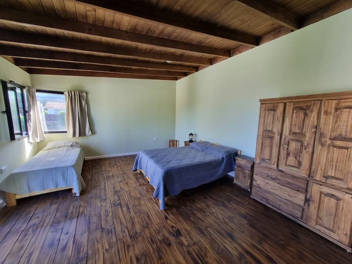 ห้องนอนสไตล์ชนบทขนาดใหญ่: มีเตียงคู่และเตียงเดี่ยว เพดานและพื้นไม้ ตู้เสื้อผ้าขนาดใหญ่และแสงธรรมชาติที่ยอดเยี่ยม ที่พักที่สะดวกสบายและเงียบสงบ เหมาะสำหรับการพักผ่อนในสภาพแวดล้อมธรรมชาติ