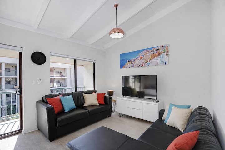 Coastal Scarborough Beachside Apartment • Sleeps 3 - Perth