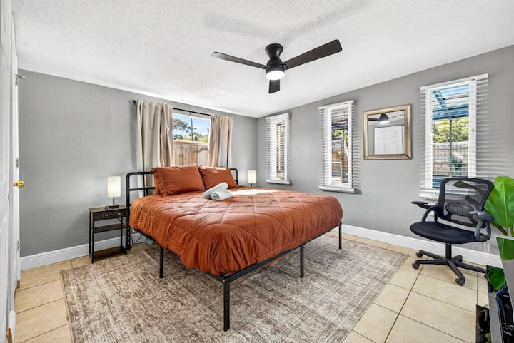 חדר שינה מס' 2 עם מיטת קינג סייז